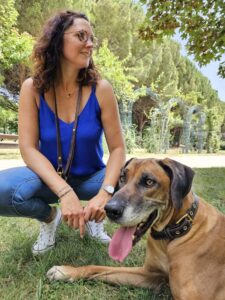 Coralie l'éducatrice avec son chien Maasaï