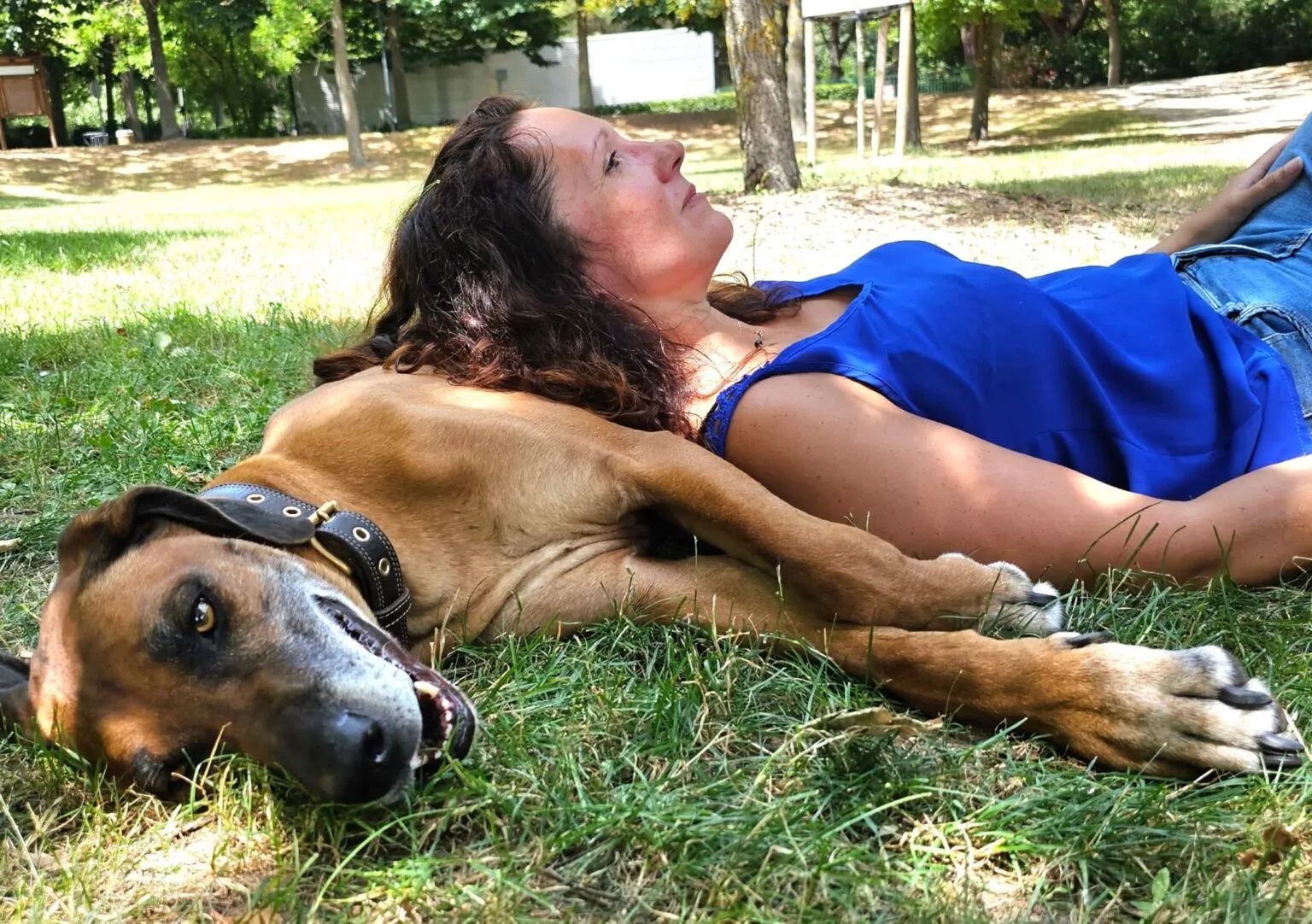 educ et coralie allongée dans l'herbe la tête sur son chien