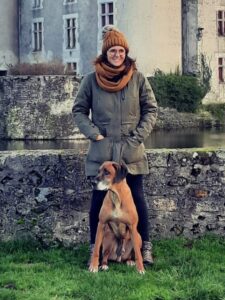 je suis debout et Maasaï est assis entre mes jambes