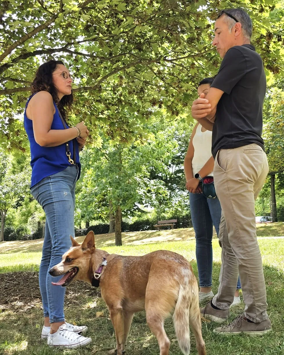 des clients, leur chien et moi dans un parc