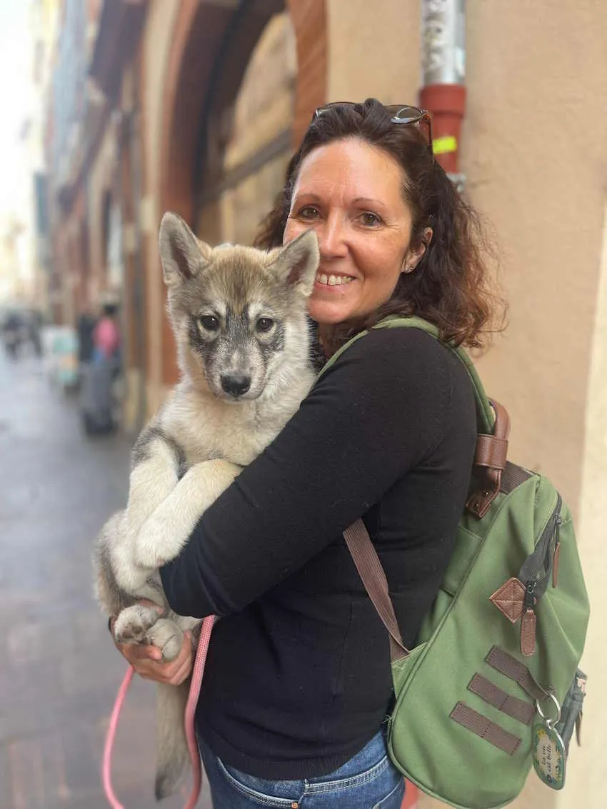 Moi avec un chiot husky dans les bras